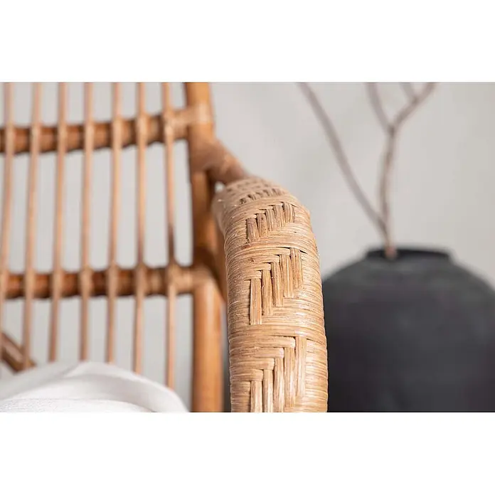 Ebuy24 Loungesofa Nella - B x T x H: 82 x 130 x 93 cm, Rattan., Natur - Nahaufnahme einer hellbraunen Rattan-Sesselarmlehne mit geflochtener Struktur.