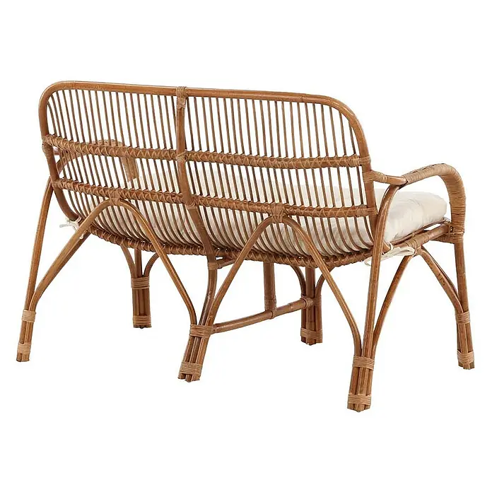 Ebuy24 Loungesofa Nella - B x T x H: 82 x 130 x 93 cm, Rattan., Natur - Zweisitzer-Bank aus natürlichem Rattan mit hellen Kissen, von hinten rechts gesehen. Geflochtene Rohrstruktur.