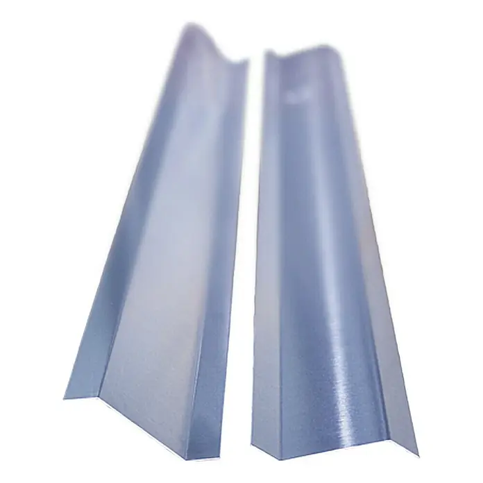 Sarei Z-Profil - Typ: HG 8, 1.000 x 60 x 20 mm, Winkel: 45 °, Aluminium - Zwei silberne Metallprofile, möglicherweise Winkelprofile, stehen nebeneinander auf einer weißen Oberfläche.