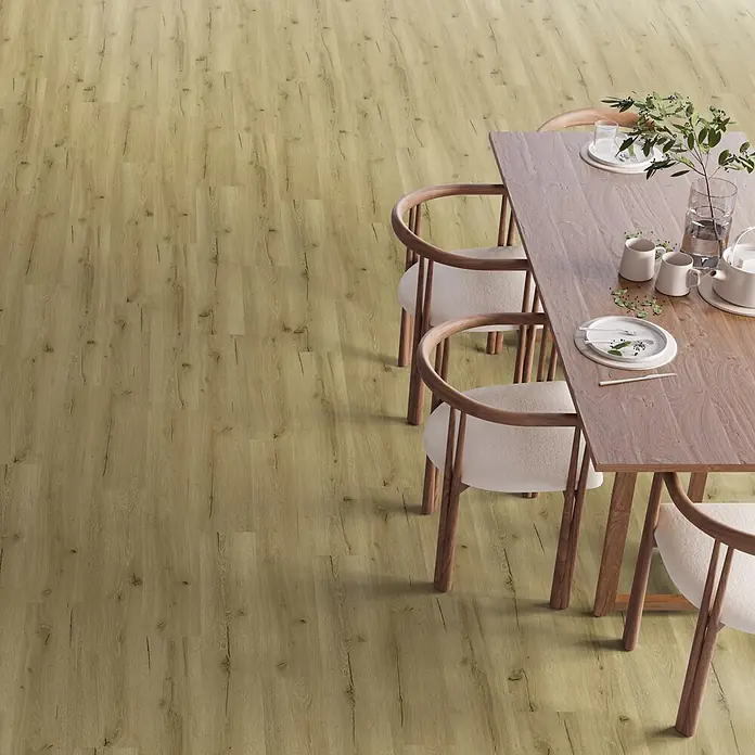 b!design Vinylboden SPC - Eiche Davos, Landhausdiele, 1.220 x 182 x 4,5 mm - Heller Holzplankenboden mit natürlicher Maserung und Ästen in einem Esszimmer.