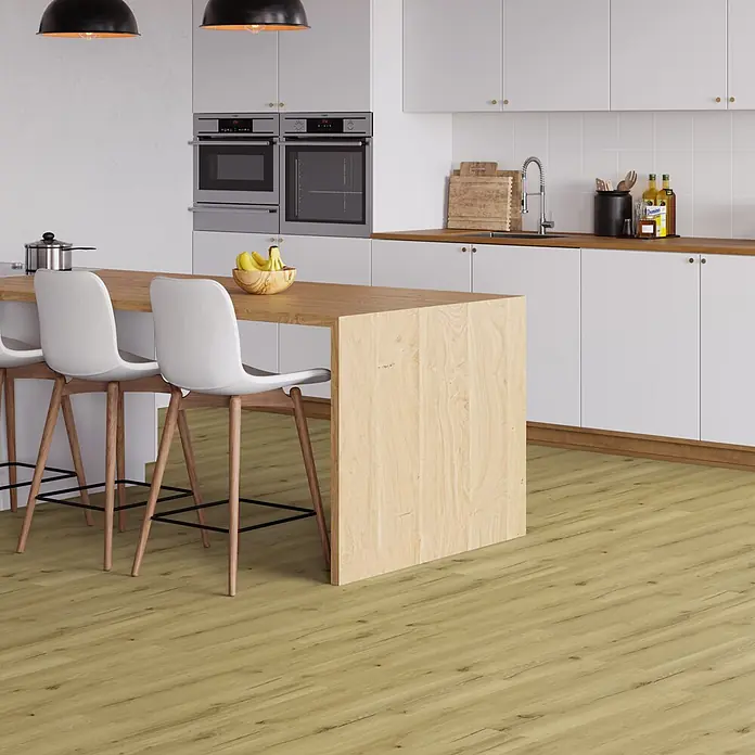 b!design Vinylboden SPC - Eiche Davos, Landhausdiele, 1.220 x 182 x 4,5 mm - Heller Holzboden in Dielenoptik mit natürlicher Maserung und Ästen, der den Boden einer modernen Küche bedeckt.