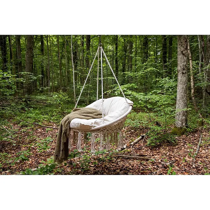 Ebuy24 Hängesessel Hamtic - Textil, Weiß - Weißer Makramee-Hängesessel mit cremefarbenem Kissen und grüner Decke, in einem üppigen Wald hängend.