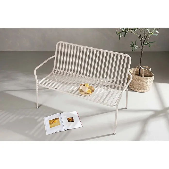 Ebuy24 Gartenbank Peking - B x T x H: 64 x 130 x 85 cm, Aluminum., Beige - Helle, cremefarbene Lamellenbank aus Metall mit Armlehnen, für den Innen- und Außenbereich geeignet.