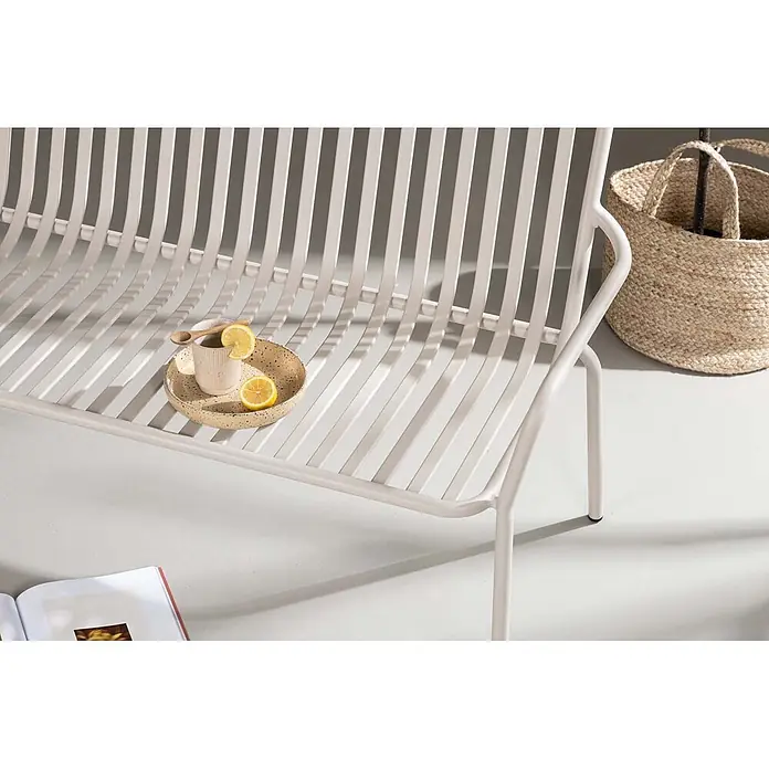 Ebuy24 Gartenbank Peking - B x T x H: 64 x 130 x 85 cm, Aluminum., Beige - Helle, lattenförmige Metallbank für entspanntes Verweilen.