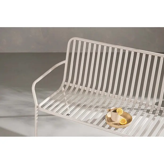 Ebuy24 Gartenbank Peking - B x T x H: 64 x 130 x 85 cm, Aluminum., Beige - Hellrosa Lamellenbank aus Metall mit geschwungenen Armlehnen, darauf ein Keramiktablett mit Tasse und Zitronenscheiben.