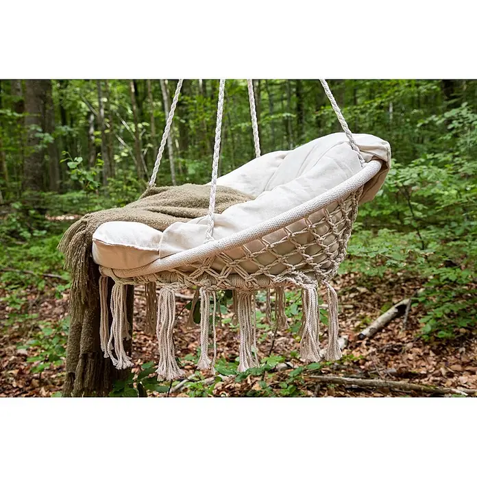 Ebuy24 Hängesessel Hamtic - Textil, Weiß - Beigefarbener Makramee-Hängesessel mit cremefarbenem Kissen und grüner Decke, draußen aufgehängt.