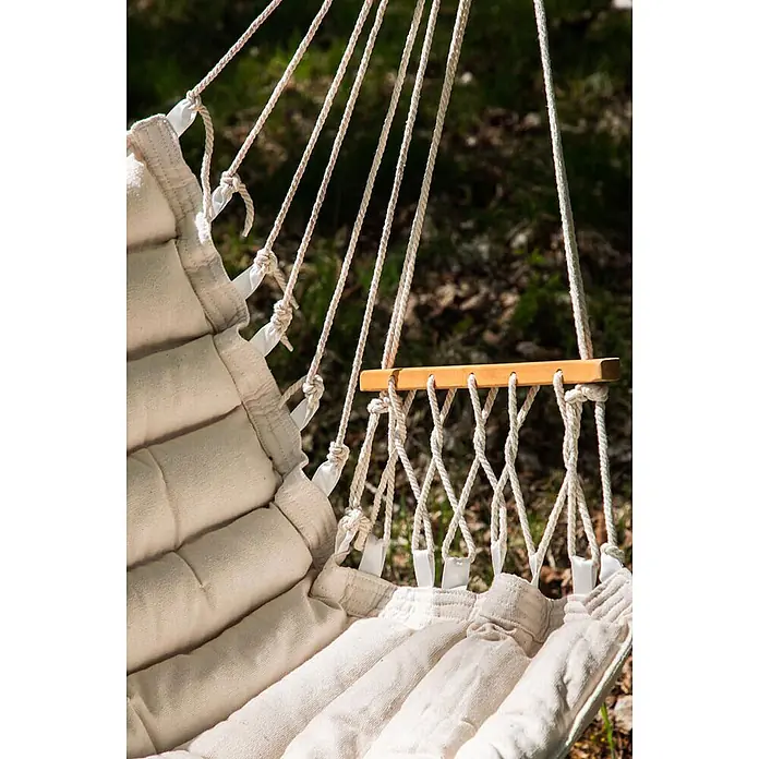 Ebuy24 Hängesessel Tapaz - L x B x H: 50 x 70 x 130 cm, Weiß - Heller, gesteppter Hängesessel mit Holzspreizstange.
