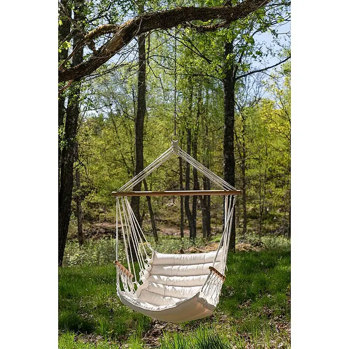 Ebuy24 Hängesessel Tapaz - L x B x H: 50 x 70 x 130 cm, Weiß - Weißer, gesteppter Hängesessel mit Holzspreizstange, hängt an einem Baumast.