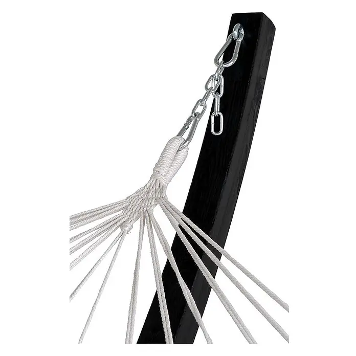 Ebuy24 Hängematte Tripoli - L x B: 320 x 120 cm, Sonstiges, Grau - Weißes Hängemattenseil mit Silberkette und Karabiner an dunklem Holzpfosten befestigt.