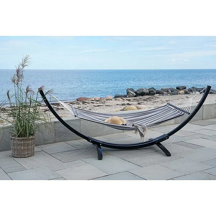 Ebuy24 Hängematte Tripoli - L x B: 320 x 120 cm, Sonstiges, Grau - Gestreifte Stoffhängematte auf schwarzem Metallgestell, auf einer Terrasse am Meer mit Hut und Decke.
