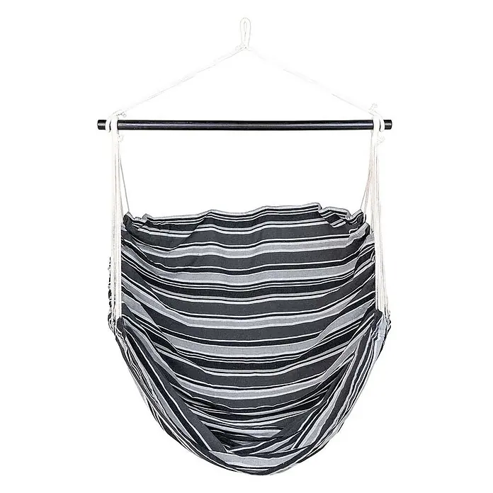 Ebuy24 Hängesessel Lamia - Textil, Grau - Gestreifter Hängesessel aus schwarz, weiß und grauem Stoff, gehalten von weißen Seilen und einer schwarzen Spreizstange.