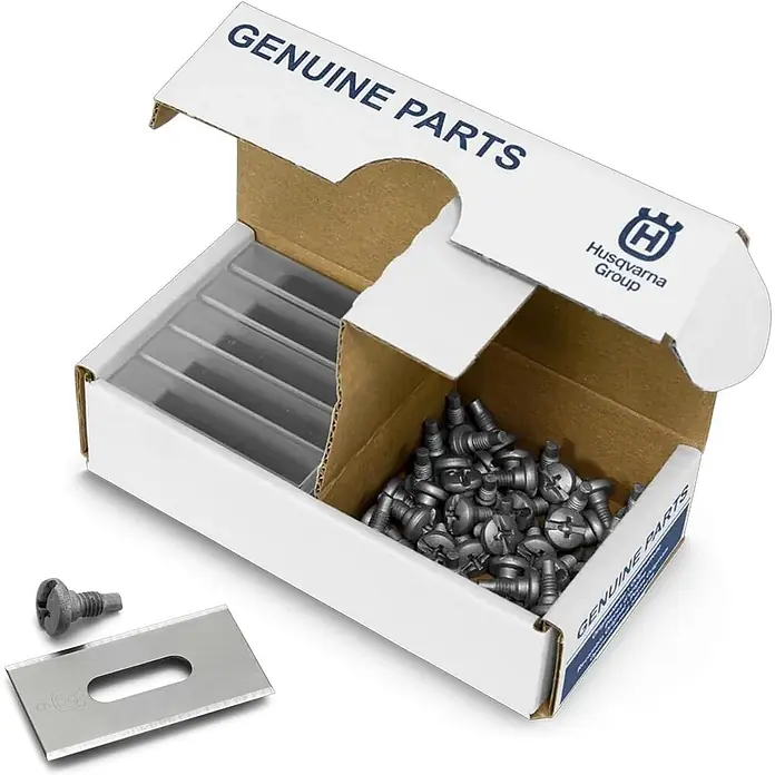 Husqvarna Ersatzmesser-Set für Mähroboter Classic Messer 45er-Pack - Passend für: alle Husqvarna Automower Modelle, 45 Stk. - Husqvarna Originalteile-Box mit metallischen Mähroboter-Klingen und dunkelgrauen Schrauben, teils in der Box, teils separat.