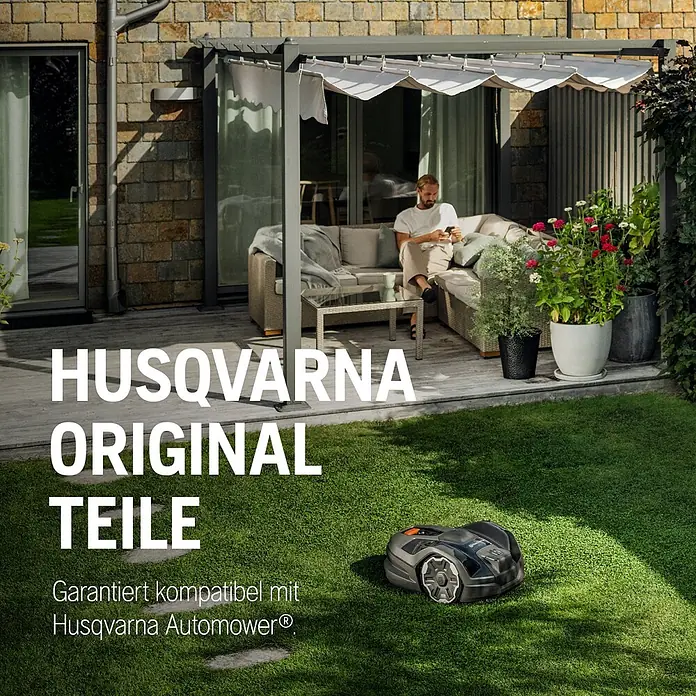 Husqvarna Ersatzmesser-Set für Mähroboter Classic Messer 9er-Pack - Passend für: alle Husqvarna Automower Modelle, 9 Stk. - Ein dunkelgrauer Husqvarna Mähroboter auf grünem Rasen in einem sonnigen Garten.