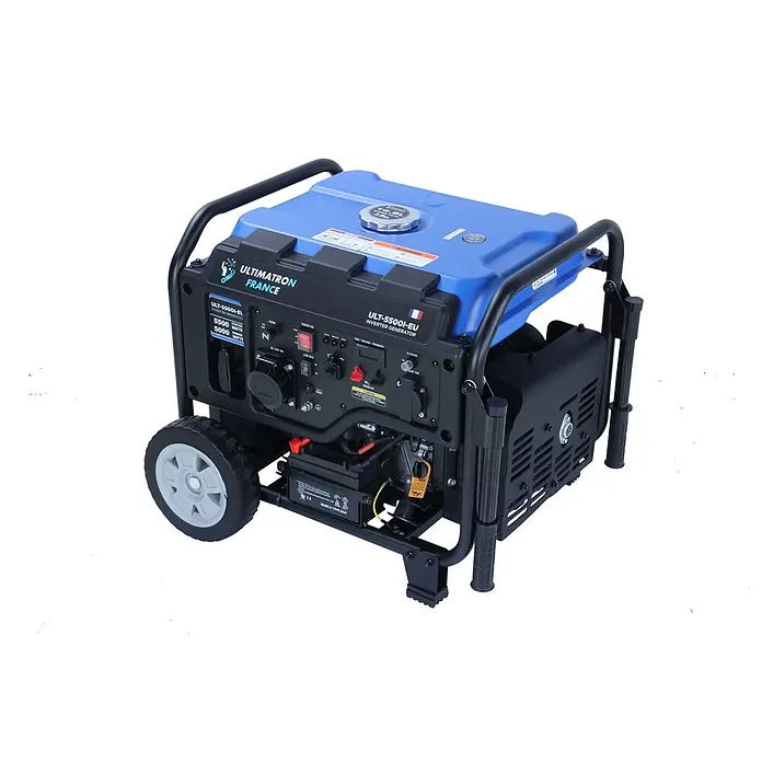 Ultimatron France Stromerzeuger ULT-5500i - Nennleistung: 5 kW, Tankvolumen: 14,5 l, Verbrauch: 2,8 l/h - Blauer und schwarzer ULTIMATRON France ULT-5500I-EU Inverter-Generator, tragbar mit Rädern. Verfügt über ein Bedienfeld und einen Kraftstofftank.