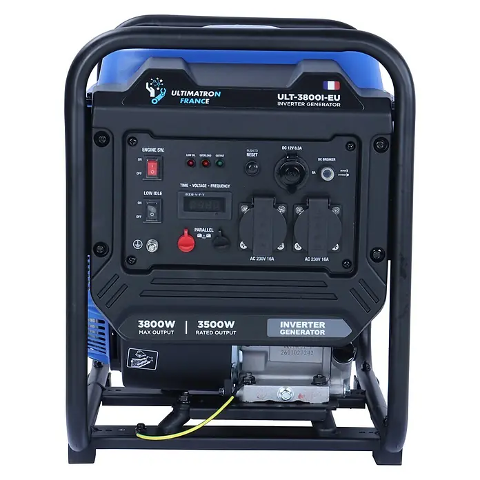 Ultimatron France Stromerzeuger ULT-3800i - Nennleistung: 3,5 kW, Tankvolumen: 6,5 l, Verbrauch: 2,4 l/h - Blau-schwarzer tragbarer Inverter-Generator mit detailliertem Bedienfeld und mehreren Steckdosen.