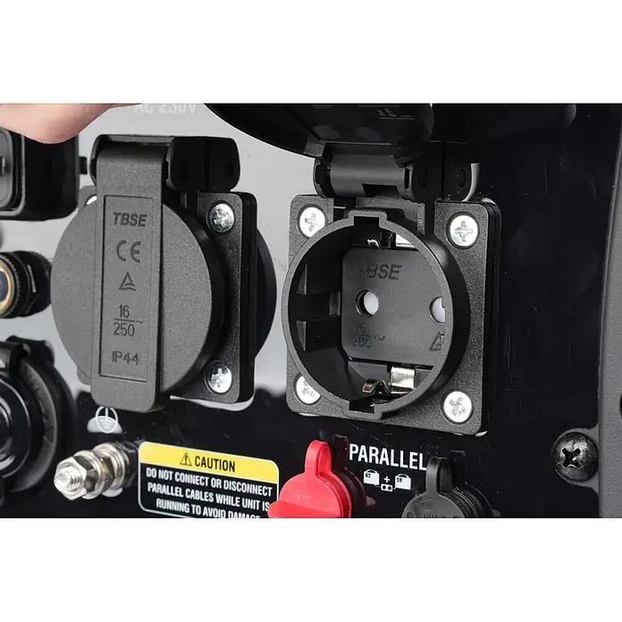 Ultimatron France Stromerzeuger ULT-3300 - Nennleistung: 3 kW, Tankvolumen: 4,2 l, Verbrauch: 2,3 l/h - Schwarzes Generatorpanel mit zwei abgedeckten Steckdosen (16A 250V, IP44) und Parallelanschlussbuchsen mit Warnhinweis.
