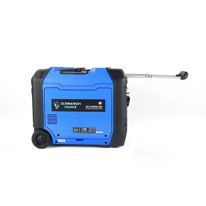 Ultimatron France Stromerzeuger ULT-6500 - Nennleistung: 6,2 kW, Tankvolumen: 12,5 l, Verbrauch: 2,9 l/h - Ein blauer und schwarzer tragbarer Inverter-Generator mit Rädern und ausziehbarem Griff.