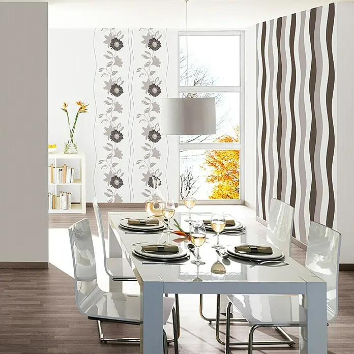Daniel Hechter Vliestapete 2 - Beige/Braun/Metallic, Floral, 10,05 x 0,53 m - Elegantes Esszimmer mit modernem weißen Tisch und transparenten Stühlen unter einer schwebenden Lampe. Wanddekoration mit floralem und Streifenmuster.