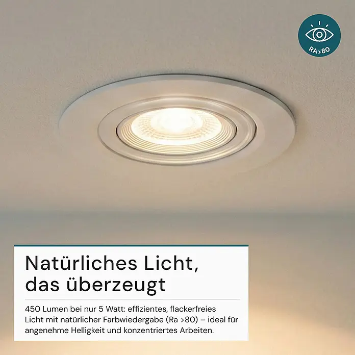 Luxula Wand- & Deckenspot LUXULA LED Downlight schwenkbar Set - 5 W, Ø x H: 9 x 5 cm, Weiß, Warmweiß - Eine eingeschaltete, weiße runde Einbauleuchte in einer Decke. Oben rechts ein RA>80 Symbol.