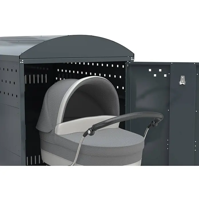 WSM Fahrradgarage Kinderwagenbox - Anthrazit - Grauer Kinderwagen mit weißen Akzenten und schwarzem Griff, in einem offenen dunkelgrauen Metallschrank aufbewahrt.
