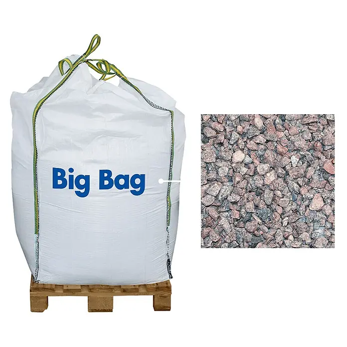 Hamann Mercatus Granitsplitt - Nordisch Rot, Körnung: 8 mm - 16 mm, 1.000 kg - Weißer Big Bag auf Holzpalette, gefüllt mit rötlich-grauem Kies.