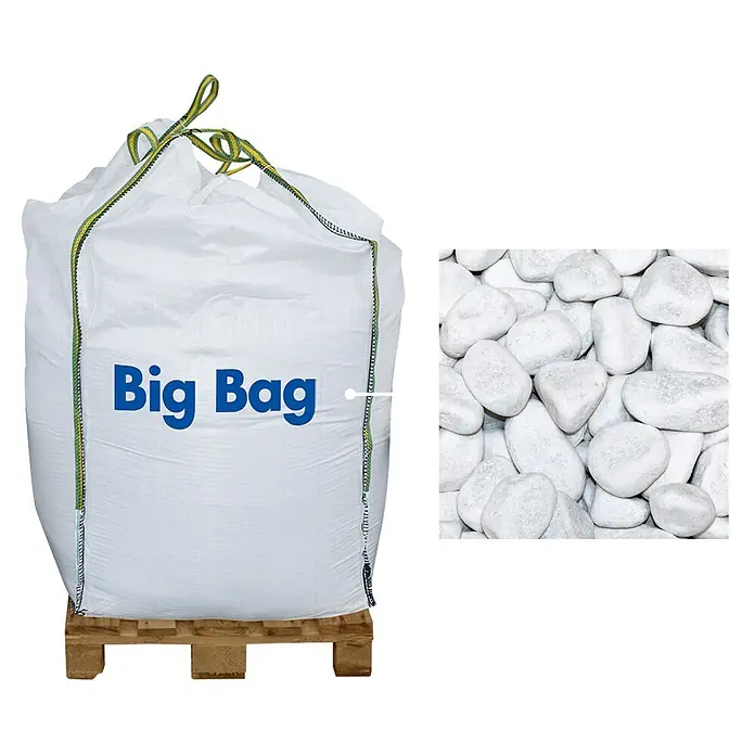 Hamann Mercatus Marmorkiesel - Carrara, Körnung: 7 mm - 15 mm, 1.000 kg - Großer weißer Big Bag auf Palette, gefüllt mit glatten weißen Zierkieseln. Blaue Aufschrift 'Big Bag' und gelb-grüne Gurte.