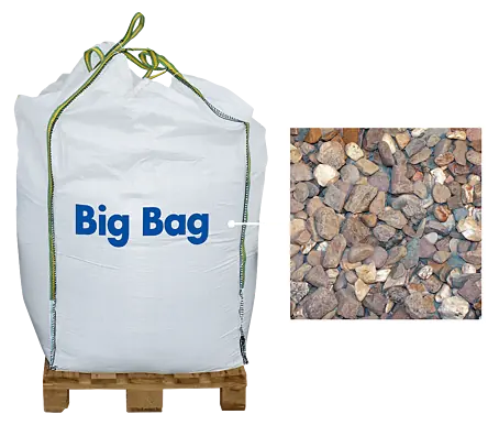 Hamann Mercatus Kies Weißer "Big Bag" mit blauem Text, gefüllt mit braunen und grauen Kieselsteinen, auf einer Holzpalette.
