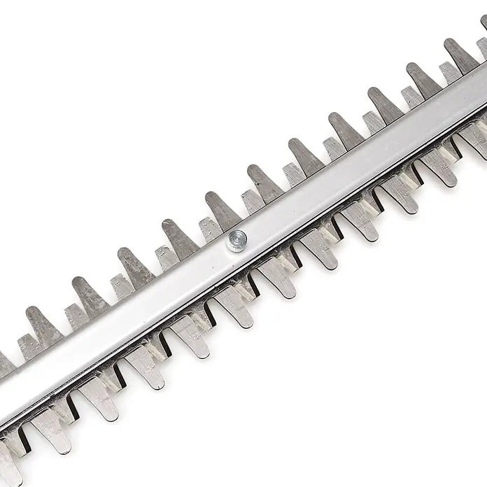 Einhell Power X-Change 18V Akku-Heckenschere GC-CH 1855/1 LI - 18 V, Li-Ionen, 1 Akku, Schnittlänge: 55 cm - Nahaufnahme von metallischen Heckenscherenmessern mit scharfen, ineinandergreifenden Zähnen und einer sichtbaren Schraube.