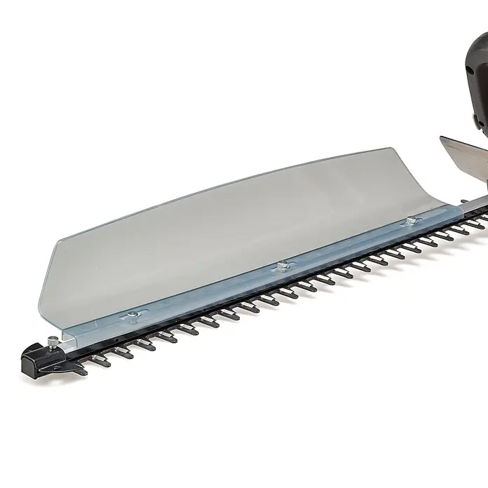 Einhell Power X-Change 18V Akku-Heckenschere GC-CH 1855/1 LI - 18 V, Li-Ionen, 1 Akku, Schnittlänge: 55 cm - Nahaufnahme von schwarzen Heckenscherenmessern mit durchsichtigem Kunststoff-Sicherheitsschutz, befestigt mit kleinen Metallschrauben.