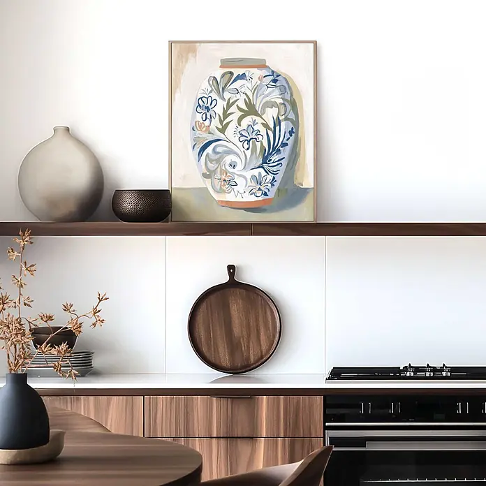 Reinders Bild Slim Frame Wood - Vase Still, B x H: 40 x 50 cm - Gerahmtes Gemälde einer weißen Vase mit blauen und grünen Blumenmustern auf einem Küchenregal.