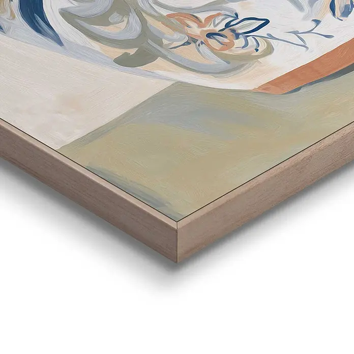 Reinders Bild Slim Frame Wood - Vase Still, B x H: 40 x 50 cm - Abstrakter Kunstdruck mit blauen, beigen, grünen und orangefarbenen Pinselstrichen in einem hellen Holz-Schattenfugenrahmen, schräg gezeigt.