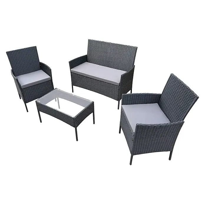 SVITA Loungemöbel-Set BROOKLYN - 4 -tlg., Schwarz - Dunkelgraues Rattan-Gartenmöbel-Set mit zwei Sesseln, einem Zweisitzer-Sofa und einem Couchtisch mit Glasplatte und hellgrauen Kissen.