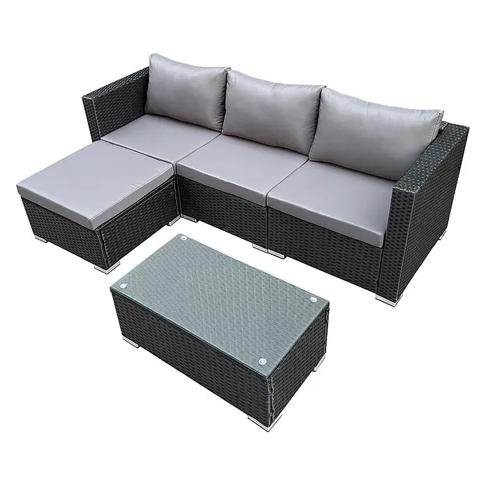 SVITA Loungemöbel-Set QUEENS - 5 -tlg., Schwarz - Schwarzes Rattan-L-förmiges Outdoor-Sofa mit grauen Kissen und passendem Couchtisch mit Glasplatte.