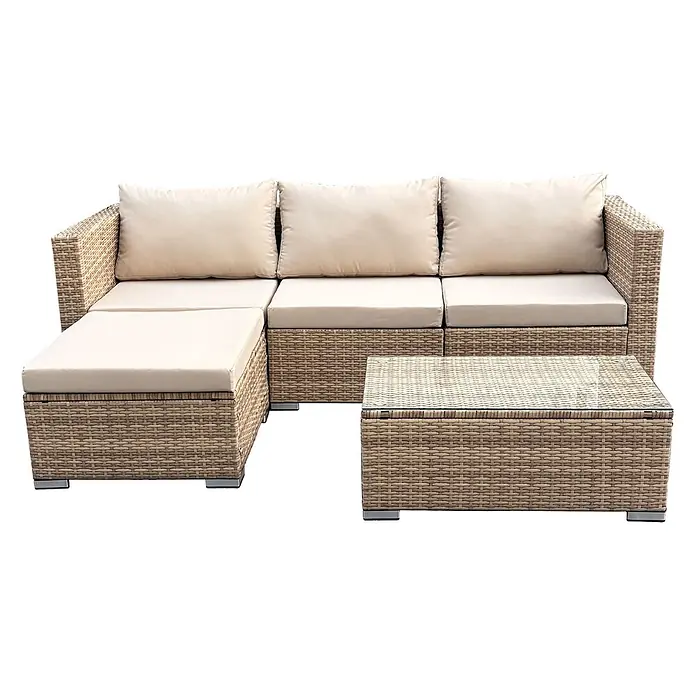 SVITA Loungemöbel-Set QUEENS - 5 -tlg., Beige - Hellbraunes Rattan-Gartenecksofa mit beigefarbenen Kissen und passendem Couchtisch mit Glasplatte.