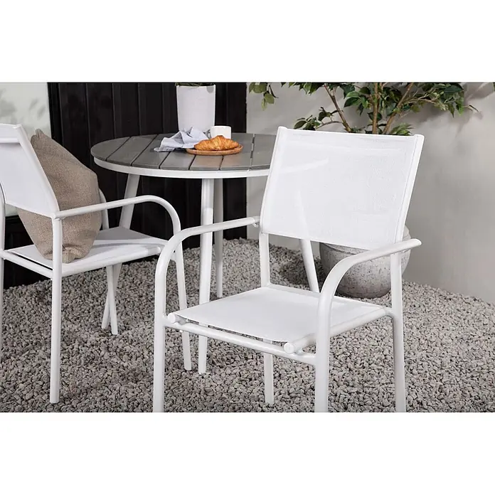 Ebuy24 Gartentisch-Set Break - Gesamtumfang: 3 -tlg., L x B x H: 90 x 90 x 74 cm, Ø x H: 90 x 74 cm, Textil Nonwood, Stapelbar - Weiße Outdoor-Stühle aus Metall und Netzgewebe mit Armlehnen auf einer Kiesterrasse mit Tisch.