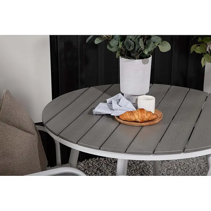 Ebuy24 Gartentisch-Set Break - Gesamtumfang: 3 -tlg., L x B x H: 90 x 90 x 74 cm, Ø x H: 90 x 74 cm, Textil Nonwood, Stapelbar - Runder Gartentisch mit grauer Lamellenplatte und weißem Gestell, gedeckt mit Frühstücksartikeln.