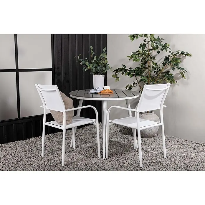 Ebuy24 Gartentisch-Set Break - Gesamtumfang: 3 -tlg., L x B x H: 90 x 90 x 74 cm, Ø x H: 90 x 74 cm, Textil Nonwood, Stapelbar - Weißes Metall-Bistro-Set für draußen mit grauem Tisch und zwei Stühlen mit weißem Netzbezug, auf Kies.