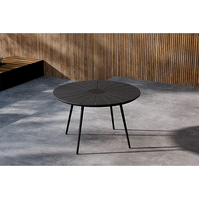 Ebuy24 Gartentisch rund San Vito - Ø x H: 120 x 74 cm, AluminiumSperrholz, Schwarz, Stapelbar - Dunkelgrauer runder Gartentisch mit Lattenplatte, auf einer Terrasse.