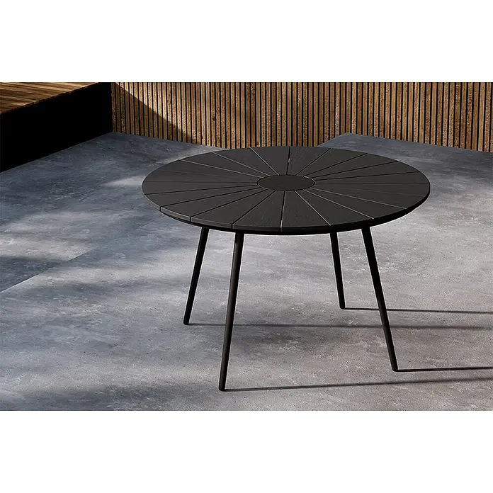 Ebuy24 Gartentisch rund San Vito - Ø x H: 120 x 74 cm, AluminiumSperrholz, Schwarz, Stapelbar - Dunkler runder Outdoor-Tisch mit Lattenplatte und vier Beinen auf Betonboden.