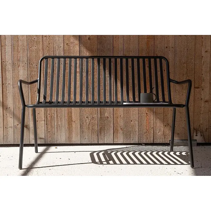 Ebuy24 Gartenbank Peking - B x T x H: 64 x 130 x 85 cm, Aluminum., Schwarz - Schwarze Metall-Gartenbank mit Lamellenrücken und -sitz in modernem Design. Eine dunkle Tasse steht auf der Sitzfläche.