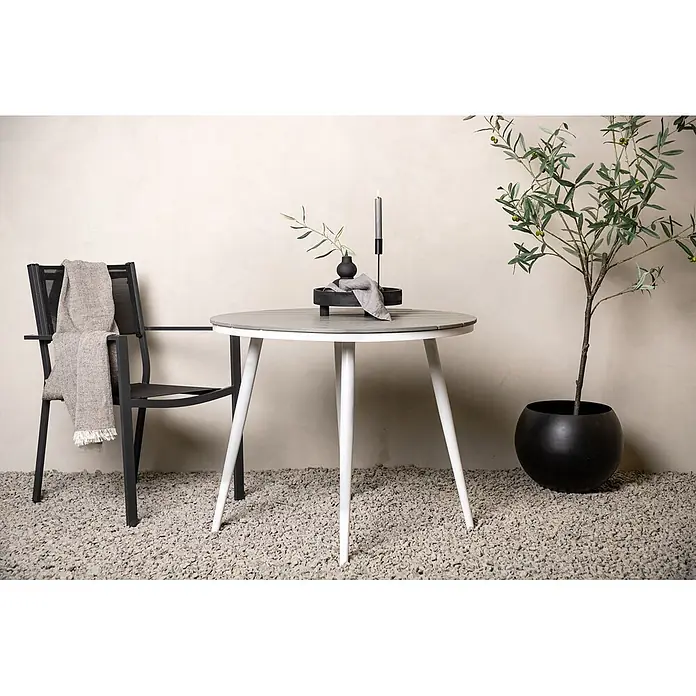 Ebuy24 Gartentisch rund Break - Ø x H: 90 x 74 cm, Aluminium, Weiß, Stapelbar - Outdoor-Sitzgruppe mit rundem Tisch, grauer Lattenplatte, weißen Beinen und einem schwarzen Stuhl mit Decke.