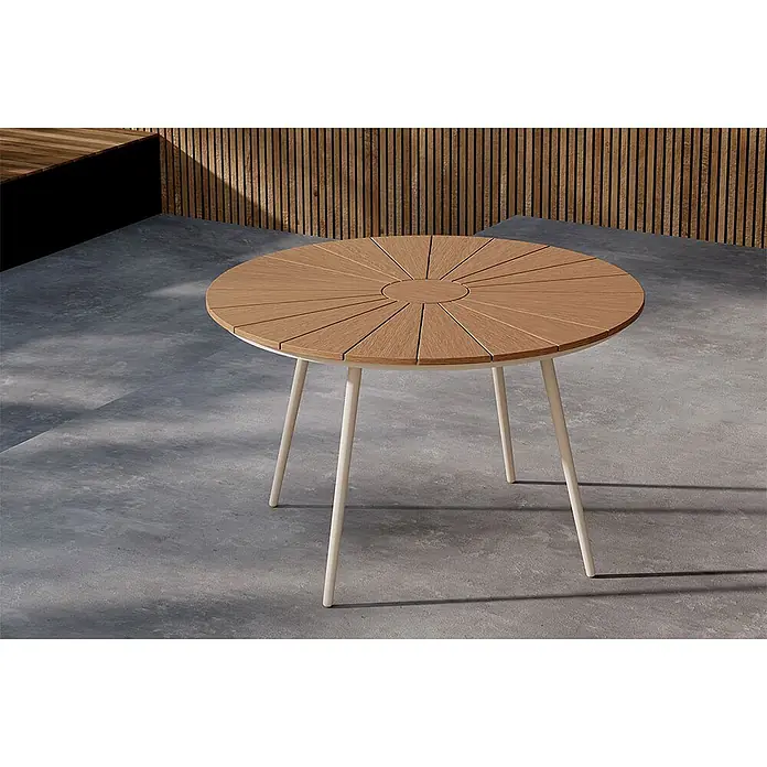 Ebuy24 Gartentisch rund San Vito - Ø x H: 120 x 74 cm, AluminiumSperrholz, Beige, Stapelbar - Runder Outdoor-Tisch mit heller Holzplatte in Lamellenoptik und vier hellbeigen Beinen auf Beton.