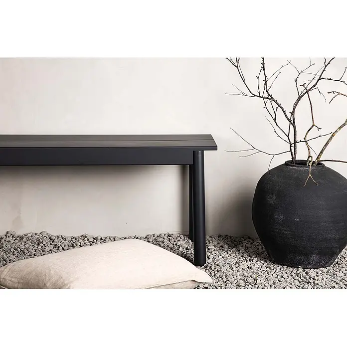 Ebuy24 Gartenbank Modena - B x T x H: 180 x 180 x 35 cm, Aluminum., Schwarz - Dunkelgraue Lattenbank mit zylindrischen Beinen, auf hellem Kies platziert.