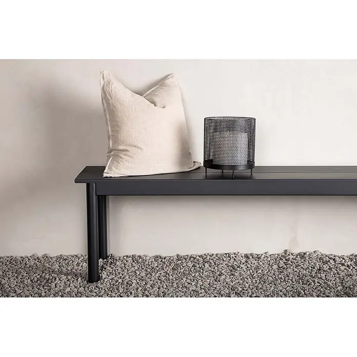 Ebuy24 Gartenbank Modena - B x T x H: 180 x 180 x 35 cm, Aluminum., Schwarz - Minimalistische schwarze Bank mit einem hellbeigen Kissen und einer schwarzen Metallgitterlaterne.