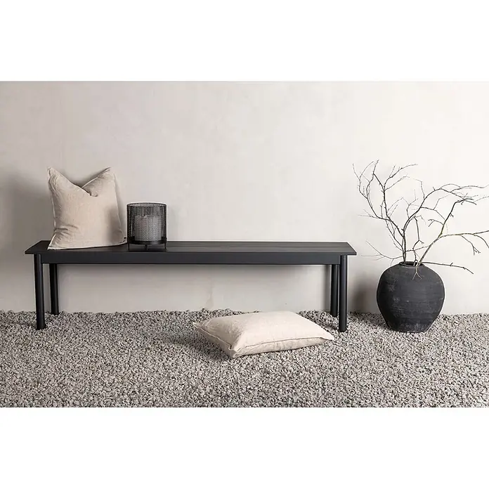 Ebuy24 Gartenbank Modena - B x T x H: 180 x 180 x 35 cm, Aluminum., Schwarz - Schwarze, minimalistische Bank mit zwei hellen Kissen, einer schwarzen Laterne und einer Vase mit Zweigen auf Kiesboden.