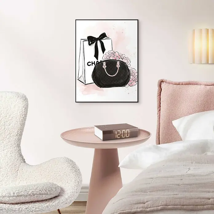 Reinders Bild Slim Frame Black - Fashion Bags, B x H: 30 x 40 cm - Gerahmte Wandkunst mit Mode-Motiv, das eine Einkaufstasche, Handtasche und rosa Blumen zeigt, im Schlafzimmer.