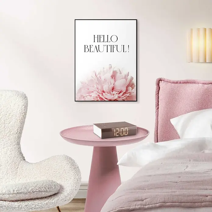 Reinders Bild Slim Frame Black - Hello Beautiful, B x H: 30 x 40 cm - Schwarz gerahmtes Poster mit „HELLO BEAUTIFUL!“-Text und rosa Pfingstrose in einem hellen Schlafzimmer.