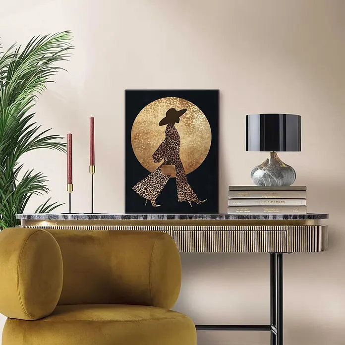 Reinders Bild Slim Frame Black - Walking Lady, B x H: 30 x 40 cm - Ein gerahmter Kunstdruck mit einer Frau im Leopardenmuster vor einem Goldkreis auf einer Konsole in einem stilvollen Raum.