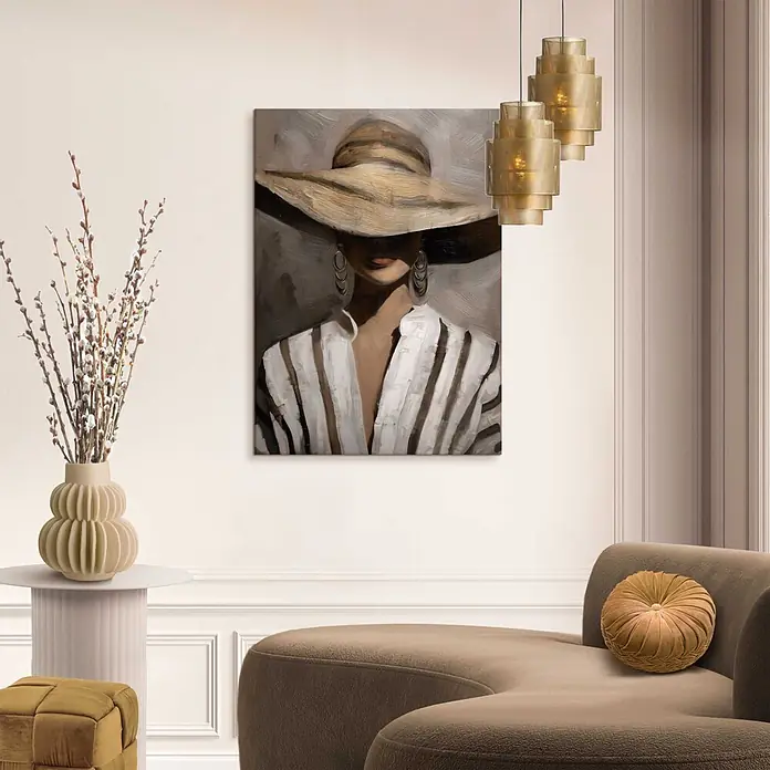 Reinders Leinwandbild Giclee on Canvas - Hat Chic, B x H: 50 x 70 cm - Abstraktes Gemälde einer Frau mit breitkrempigem Hut, gestreiftem Oberteil und großen Ohrringen in einem modernen Wohnraum.