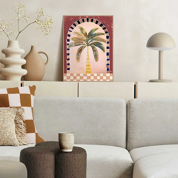 Reinders Bild Slim Frame Wood - Boho Palm, B x H: 30 x 40 cm - Ein gemütliches Wohnzimmer mit hellgrauem Sofa, moderner Palmenkunst und warmfarbiger Dekoration.